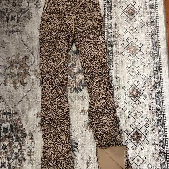 Leopard Print High-Waisted Powerhold Leggings - Picture 5 of 7
